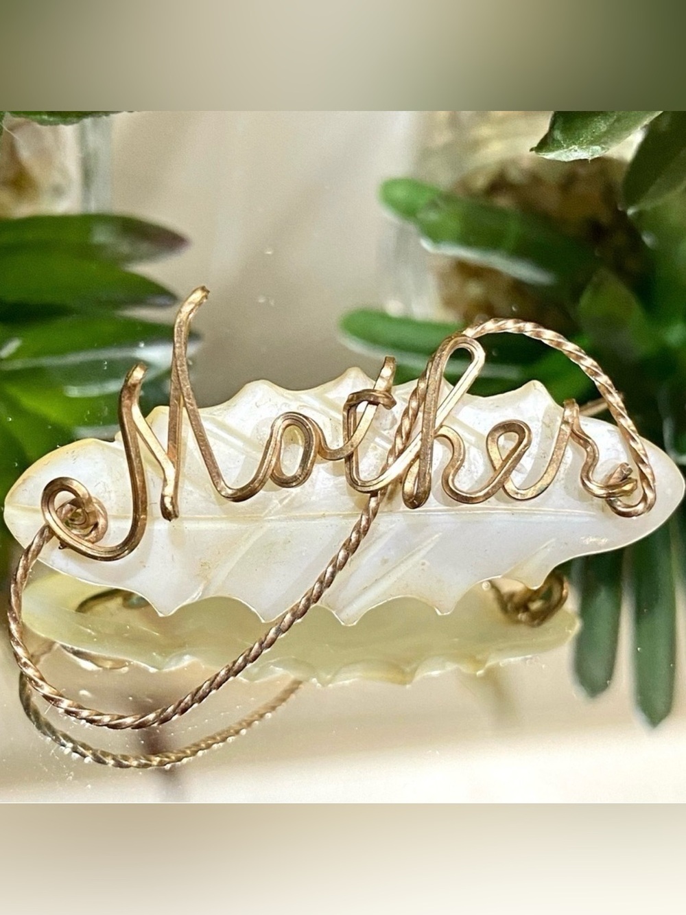 Vintage 1930’s/40s MOP Brooch Pin Wire Mother of Pearl Gold